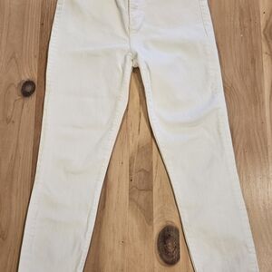 Abercrombie & Fitch Women's Size 29 White Ankle Jeans.